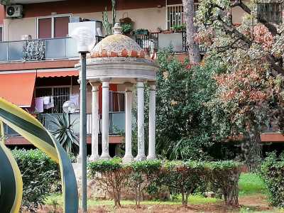 Non riusciamo ad accedervi ma possiamo scorgere all�interno del giardino un elegante gazebo a cupola in pietra sorretto da fini colonne...